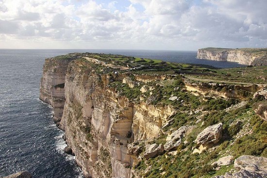 Скелі Дінглі на Мальті