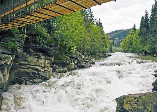 English children's camp in the Carpathians (Yaremche)