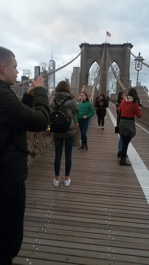 Нью-Йорк, на Бруклинском мосту